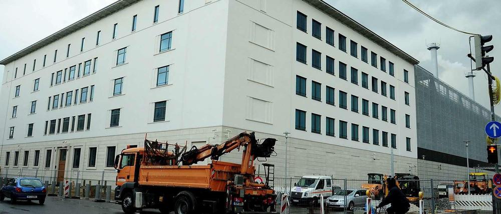 Eckpfeiler. Das BND-Verwaltungsgebäude an der Chausseestraße in Mitte wird am Montag bezogen. Jetzt werden noch die Gehwegplatten verlegt.