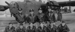 McNamara’s Band. Wenige Wochen vor dem Angriff auf Berlin entstand diese Aufnahme der Crew vor ihrer B-24. Leo Penn ist der Zweite von links oben. 