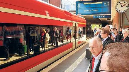Vor dem Start. Im Bahnhof Gesundbrunnen begann die Rekordfahrt. Von dort starten auch sonst die Regionalzüge nach Stettin, die allerdings rund zwei Stunden für die Strecke brauchen. Nur der Sonderzug der SPD war schneller.