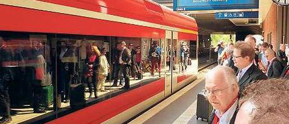 Vor dem Start. Im Bahnhof Gesundbrunnen begann die Rekordfahrt. Von dort starten auch sonst die Regionalzüge nach Stettin, die allerdings rund zwei Stunden für die Strecke brauchen. Nur der Sonderzug der SPD war schneller.