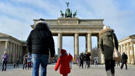 Seit Oktober 2013 werden die amtlichen Kartenwerke des Landes Berlin und die sonstigen Geodaten der Abteilung Geoinformation sukzessive kostenfrei über Geodienste zur Verfügung gestellt.