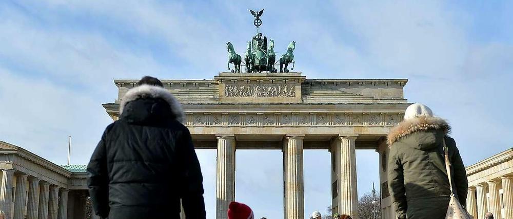 Seit Oktober 2013 werden die amtlichen Kartenwerke des Landes Berlin und die sonstigen Geodaten der Abteilung Geoinformation sukzessive kostenfrei über Geodienste zur Verfügung gestellt.