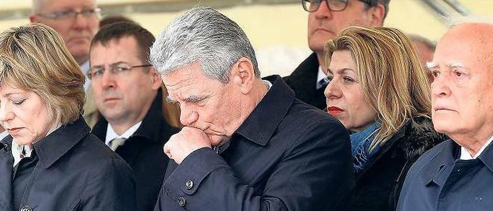 Gedenken. Bundespräsident Gauck, seine Lebensgefährtin Schadt und Griechenlands Präsident Papoulias (rechts) am Ort des Wehrmachtsmassakers. Foto: Wolfgang Kumm/dpa