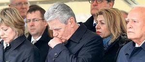 Gedenken. Bundespräsident Gauck, seine Lebensgefährtin Schadt und Griechenlands Präsident Papoulias (rechts) am Ort des Wehrmachtsmassakers. Foto: Wolfgang Kumm/dpa