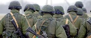 Bewaffnete Uniformierte auf der ukrainischen Halbinsel Krim. Wahrscheinlich handelt es sich um russische Soldaten.