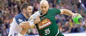 Schwerer Gegner: Fuchs Igropulo (r.) im Griff von Flensburgs Karlsson.