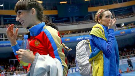 Walk on by: Die Russin Koneva freut sich über ihre Goldmedaille im Dreisprung, daneben die ukrainische Silbermedaillengewinnerin Saladukha.