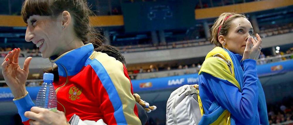 Walk on by: Die Russin Koneva freut sich über ihre Goldmedaille im Dreisprung, daneben die ukrainische Silbermedaillengewinnerin Saladukha.