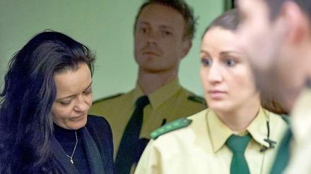 Waffen und Nazi-Symbolik in der Wohnung. NSU-Angeklagte Beate Zschäpe.