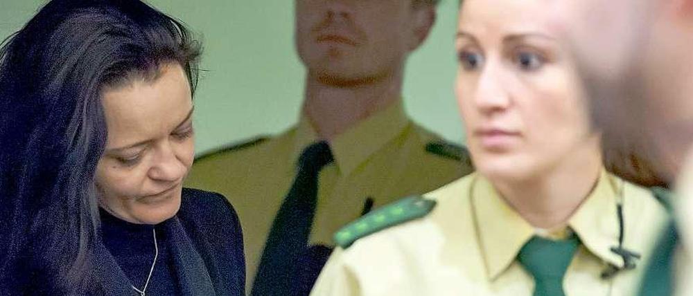 Waffen und Nazi-Symbolik in der Wohnung. NSU-Angeklagte Beate Zschäpe.