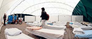 Schön warm. 60 Menschen können in der neue Traglufthalle übernachten.