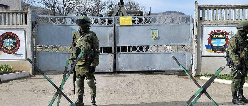 Russische Soldaten vor einer blockierten ukrainischen Militärbasis in Perevalnoye bei Simferopol auf der Krim