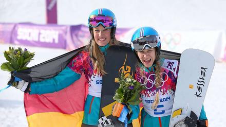 Mit Board und Blume. Anke Karstens (l.) und Amelie Kober feiern ihre Medaillen.