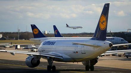 Die Flieger starten zwar wieder. Auf Warteschlagen am Airport müssen sich die Passagiere trotzdem einstellen.