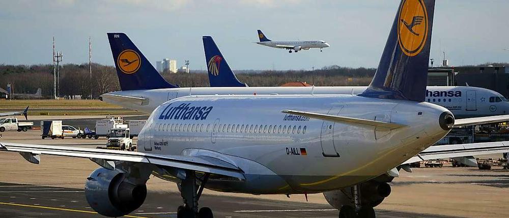 Die Flieger starten zwar wieder. Auf Warteschlagen am Airport müssen sich die Passagiere trotzdem einstellen.