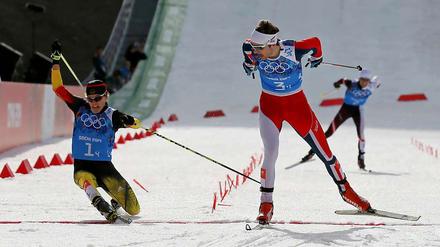 Fabian Rießle gibt im Zielsprint alles, kommt aber trotz seines Ausfallschritts nicht mehr an Norwegens Schlussläufer Jörgen Graabak vorbei.