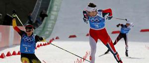 Fabian Rießle gibt im Zielsprint alles, kommt aber trotz seines Ausfallschritts nicht mehr an Norwegens Schlussläufer Jörgen Graabak vorbei.