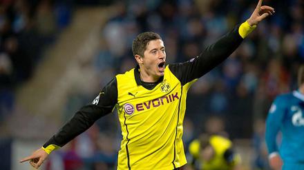 Robert Lewandowski ist mit Dortmund auf Viertelfinal-Kurs.