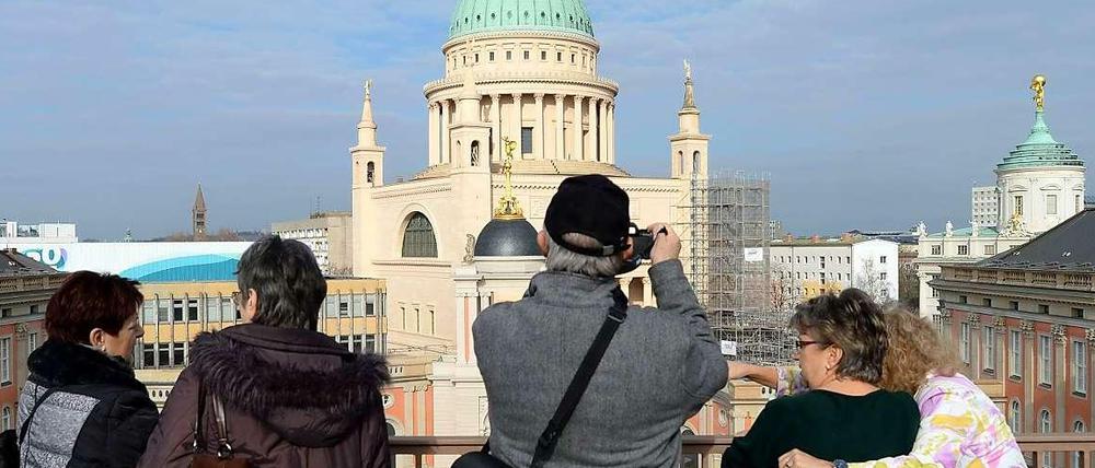 Oder doch lieber einen Abstecher nach Potsdam, zum neuen Landtag? Das Wetter soll mitspielen. Die Aussichten: Neun, vielleicht zehn Grad. Und Sonnenbrille nicht vergessen! Die Aussichten unter www.tagesspiegel.de/wetter