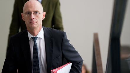 Auch Oberstaatsanwalt Jörg Fröhlich von der Staatsanwaltschaft Hannover gerät im Fall Sebastian Edathy zunehmend unter Druck.