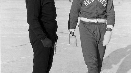 Monster im deutschen Winter: Benficas Coluna während eines Trainings im Januar 1962 auf dem schneebedeckten Rasen des Nürnberger Stadions. Links neben ihm: Benficas Trainer-Legende Bela Gutman.