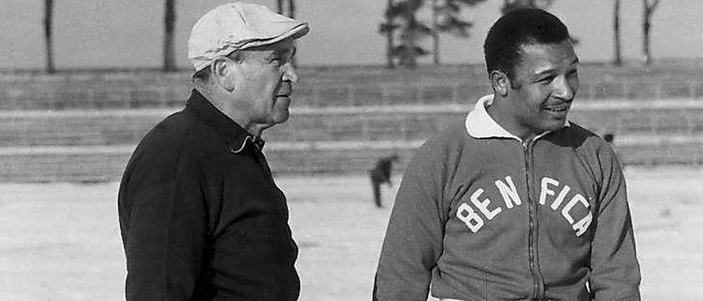 Monster im deutschen Winter: Benficas Coluna während eines Trainings im Januar 1962 auf dem schneebedeckten Rasen des Nürnberger Stadions. Links neben ihm: Benficas Trainer-Legende Bela Gutman.