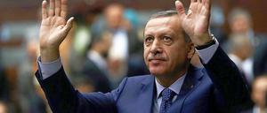 Unterstützer gesucht. Bei den Kommunalwahlen im März wird sich zeigen, ob Erdogan stark genug ist, um im Sommer als Staatspräsident zu kandidieren.Foto: Sedat Suna/dpa