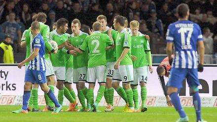 Gewohntes ungewohntes Bild. Im Olympiastadion mussten Herthas Spieler zuletzt neidisch zuschauen, wenn ihre Gegner jubelten. In der Fremde aber haben die Berliner vier ihrer vergangenen fünf Spiele gewonnen. 