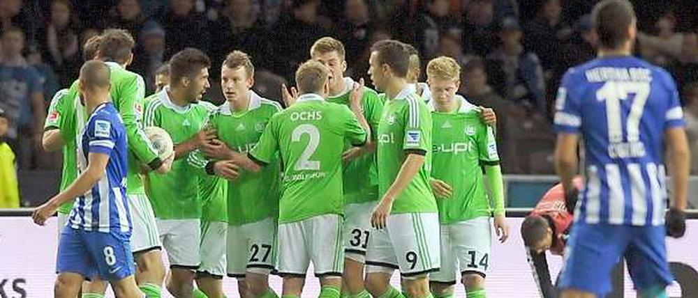 Gewohntes ungewohntes Bild. Im Olympiastadion mussten Herthas Spieler zuletzt neidisch zuschauen, wenn ihre Gegner jubelten. In der Fremde aber haben die Berliner vier ihrer vergangenen fünf Spiele gewonnen. 