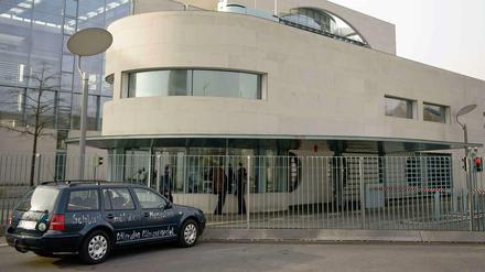 Offenbar aus Protest ist am Mittwochvormittag ein 48-Jähriger mit seinem Auto gegen eine Zufahrt des Bundeskanzleramtes in Berlin-Mitte gefahren. 