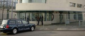 Offenbar aus Protest ist am Mittwochvormittag ein 48-Jähriger mit seinem Auto gegen eine Zufahrt des Bundeskanzleramtes in Berlin-Mitte gefahren.