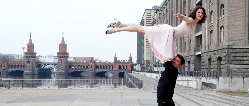 Leichte Schulter. Mate Gyenei stemmt Anna Weihrauch ohne Anlauf in den Berliner Himmel. Bis auf Weihrauchs Haarfarbe sehen die beiden den berühmten Filmvorbildern Patrick Swayze und Jennifer Grey ein wenig ähnlich – zumindest von Weitem. 