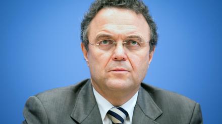 Weil er Sigmar Gabriel über mögliche Ermittlungen gegen Sebastian Edathy informierte, ermittelt die Staatsanwaltschaft nun gegen Bundesinnenminister Hans-Peter Friedrich wegen des Verdachts des Geheimnisverrats.