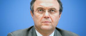 Weil er Sigmar Gabriel über mögliche Ermittlungen gegen Sebastian Edathy informierte, ermittelt die Staatsanwaltschaft nun gegen Bundesinnenminister Hans-Peter Friedrich wegen des Verdachts des Geheimnisverrats.