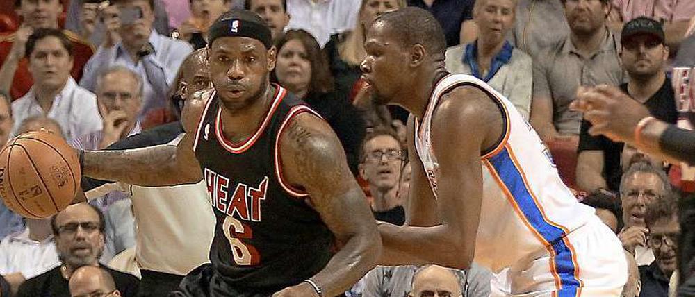 Miamis LeBron James (l.) hat Kevin Durant zwei Meisterschaften voraus. 