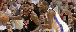 Miamis LeBron James (l.) hat Kevin Durant zwei Meisterschaften voraus. 