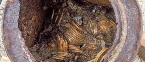 Einer der Behälter mit alten Goldmünzen.