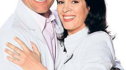 Die Moderatoren. Bernhard Bettermann und Cheryl Shepard aus der ARD-Serie „In aller Freundschaft“.