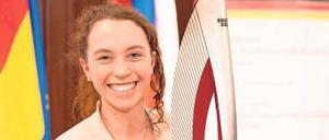 Feuer und Flamme für die Spiele: Jakubine Janucek mit der paralympischen Fackel.