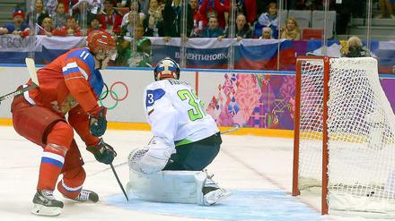 Drin. Jewgeni Malkin trifft zum 2:0 für Russland.