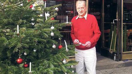 War denn heut schon Weihnachten? Bevor die BSR die Tanne abholt, schmückt sie Axel Mierwald mit Ostereiern.