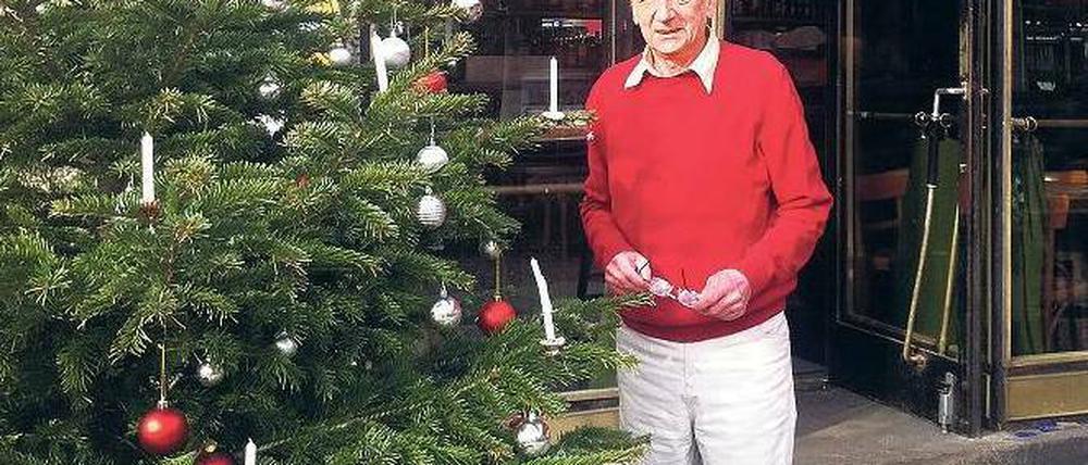 War denn heut schon Weihnachten? Bevor die BSR die Tanne abholt, schmückt sie Axel Mierwald mit Ostereiern. 