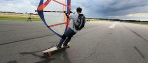 Freie Fahrt. Auf dem Tempelhofer Feld bieten die Pisten viel Platz. Drum herum gibt es aber kaum Parkplätze und einen oft verstopften Tempelhofer Damm. 