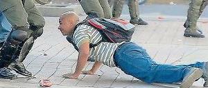 Nationalgardisten und ein Demonstrant während der Proteste in Caracas. 