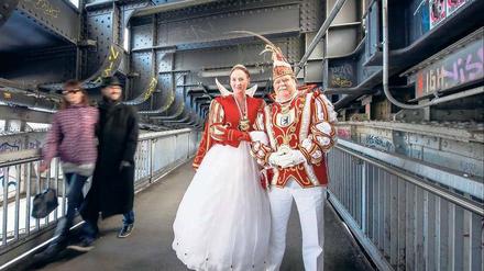 Und jetzt: Stimmung! Edmund Braun und Katharina Burggraf auf der Brücke zum S-Bahnhof Friedrichstraße.