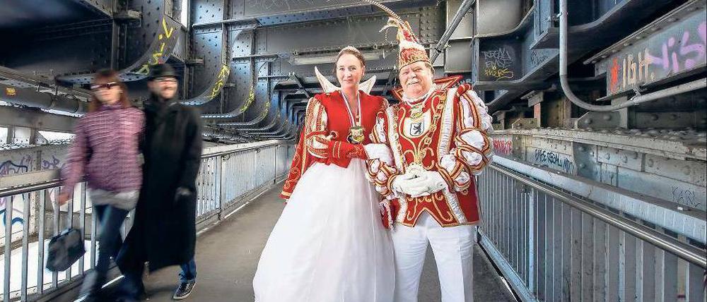 Und jetzt: Stimmung! Edmund Braun und Katharina Burggraf auf der Brücke zum S-Bahnhof Friedrichstraße.
