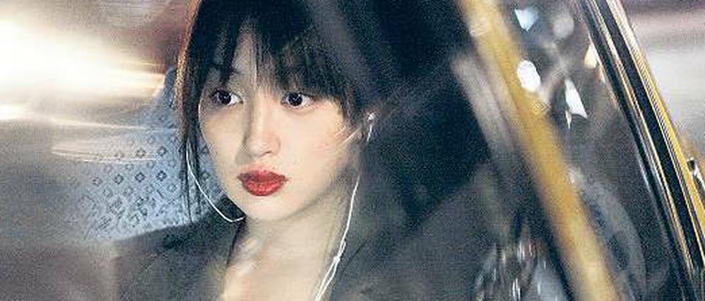 Akiko (Rin Takanashi) fährt im Taxi zu einem Freier. 