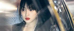 Akiko (Rin Takanashi) fährt im Taxi zu einem Freier. 