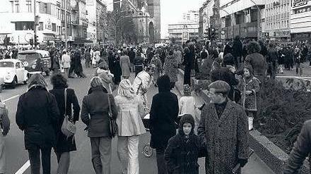 Die Straße ist unser. Der 25. November 1973 war der erste autofreie Sonntag. Viele West-Berliner nutzten den Tag, um ungestört über den Kurfürstendamm zu bummeln. 