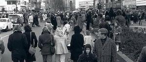 Die Straße ist unser. Der 25. November 1973 war der erste autofreie Sonntag. Viele West-Berliner nutzten den Tag, um ungestört über den Kurfürstendamm zu bummeln.